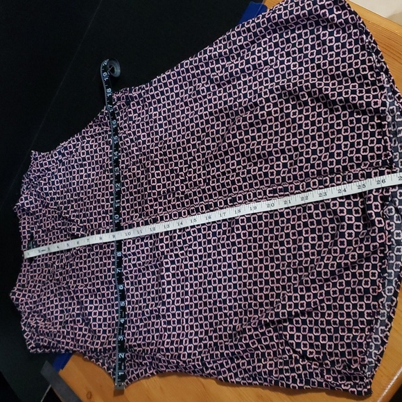 Nicole Miller Original Black, Pink & White Geo Design Sleeveless Top. Size L. - Picture 3 of 7